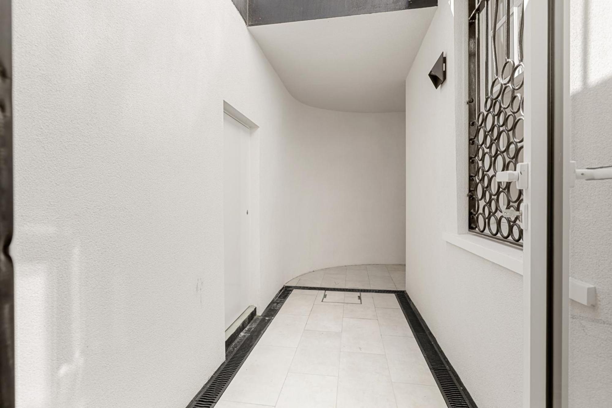 1 Bedroom Basement Flat In Apartment *